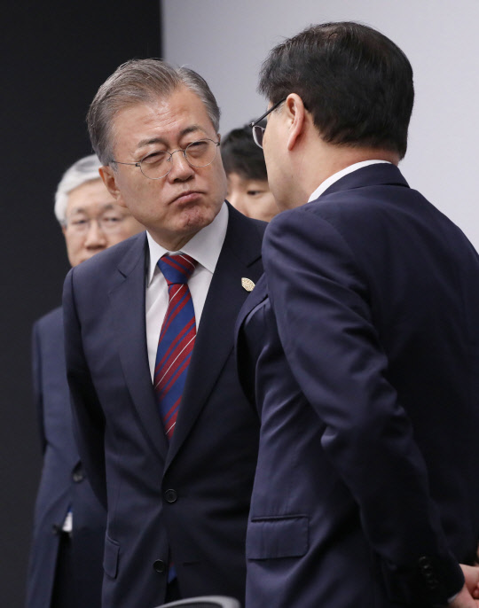 문재인 대통령이 1일 오전(현지시간) 아르헨티나 부에노스아이레스 코스타 살게로 센터 G20 정상회의장에서 열린 한·남아프리카공화국 정상회담장에서 시릴 라마포스 남아공 대통령의 입장을 기다리며 정의용 국가안보실장과 얘기를 나누고 있다.  연합뉴스